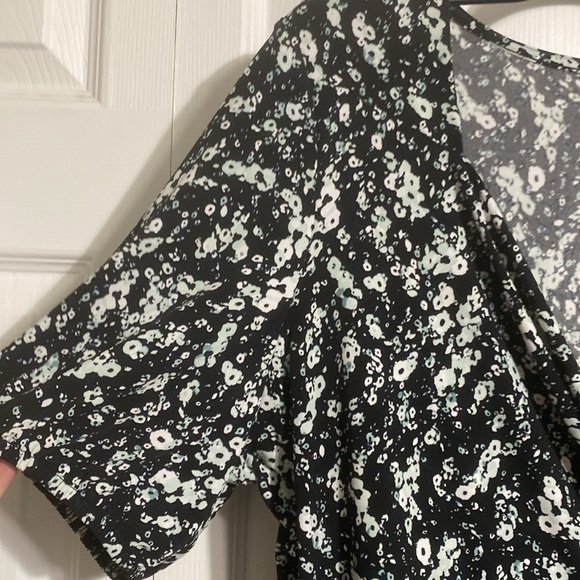 Lane Bryant black off white & pale green v-neck top shirt blouse size 18 / 20 - Picture 3 of 15